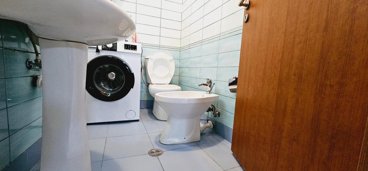 New Bazaar Side Bliss 2 Bed Room Apt With Free Garage ティラナ エクステリア 写真