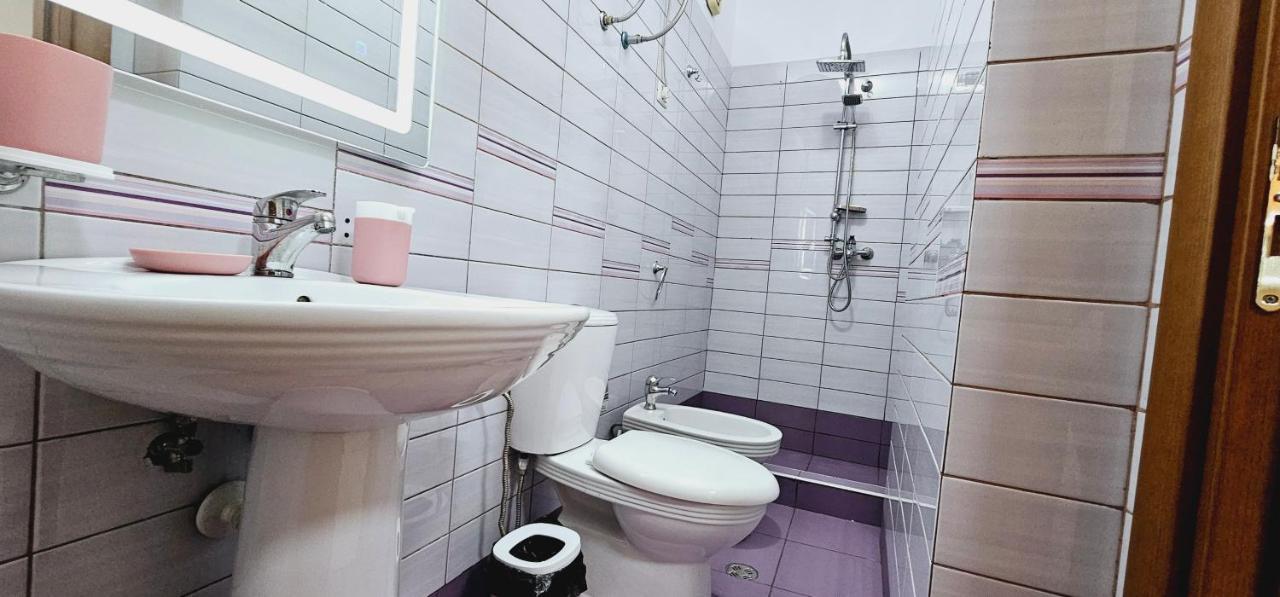New Bazaar Side Bliss 2 Bed Room Apt With Free Garage ティラナ エクステリア 写真